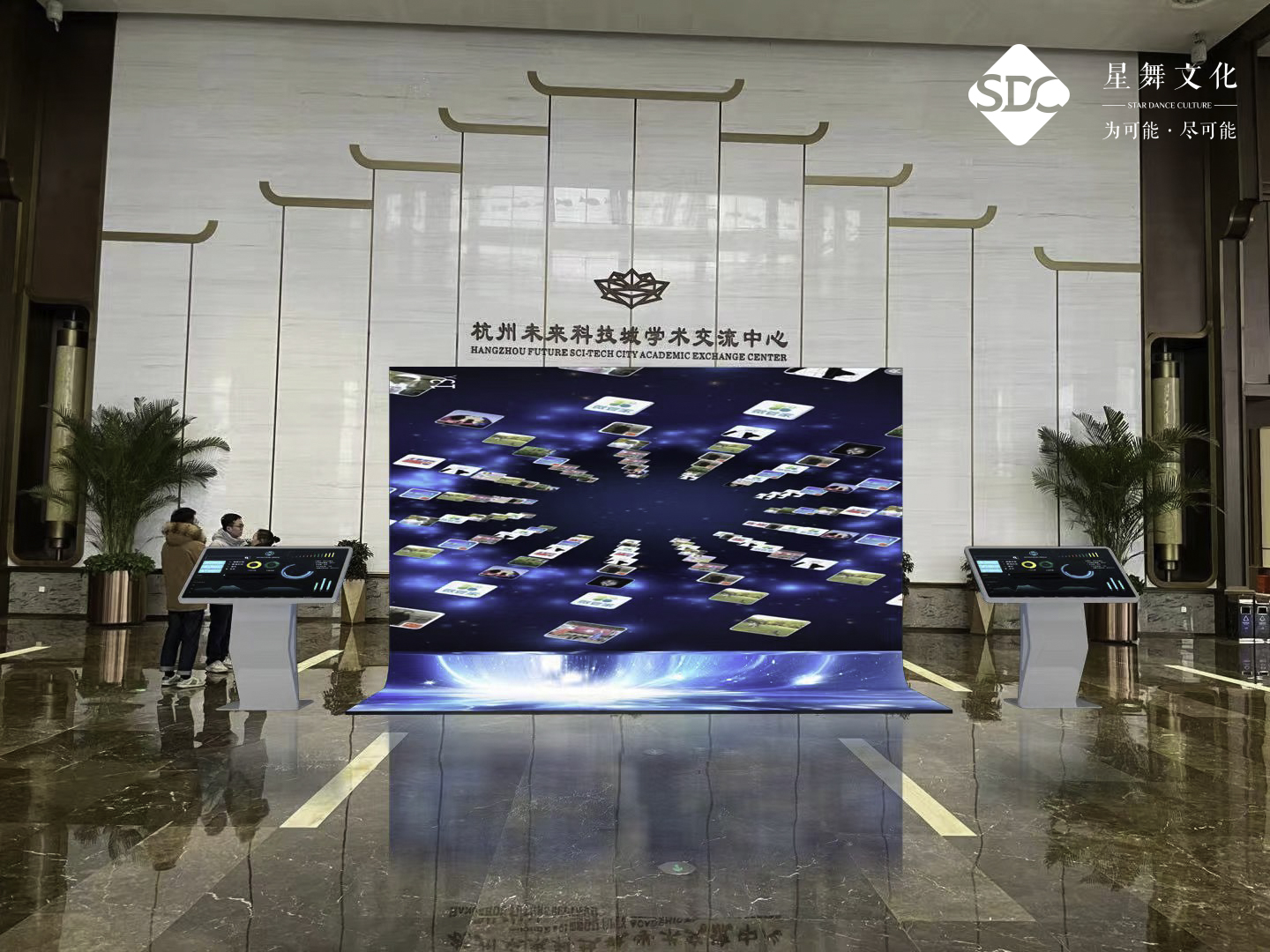 序厅显示屏.jpg